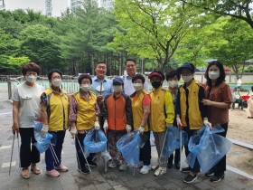 쌍용3동 노인회, 공원 환경정비 활동에 솔선수범 참여