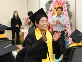 “97세, 공부하기 딱 좋은 나이” 홍성군 문해교육 졸업식 개최