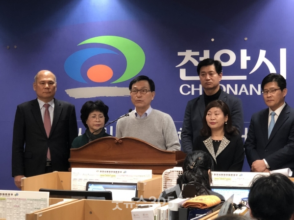 박상돈 천안시장 예비후보가 19일 천안시청 브리핑룸에서 교통공약을 제시하고 있다.