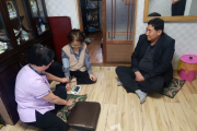 김정식 신창면장과 방문간호사가 가정방문 건강상담하고 있는 모습