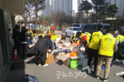천안아산 소시모 회원들이 사회복지재단에 기부하기 위해 시내버스 분실물센터 물품 중 재활용이 가능한 물품을 분리수거하고 있는 모습