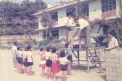 사진은 1970년대 부강초 아침조회 풍경. 철제연단에 서계신 교장선생님이 학생들에게 상장을 주고 있다.