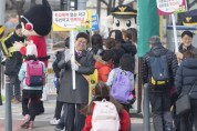 지난 15일 조치원신봉초등학교에서 최교진 세종시교육감과 김정환 세종경찰서장, 관계자들이 학생들을 대상으로 학교폭력 예방 캠페인을 진행하고 있다.