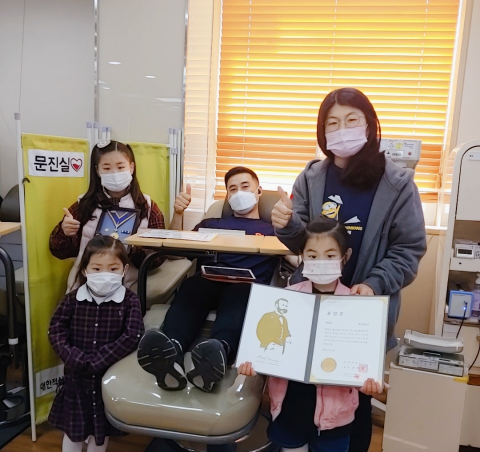 곽규일 상사가 가족과 함께 익산 원광대 헌혈의 집에 방문해 100번째 헌혈을 하고 있는 모습.